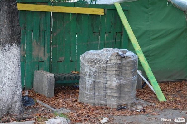 У центрі Луцька «просіла» бруківка. ФОТО