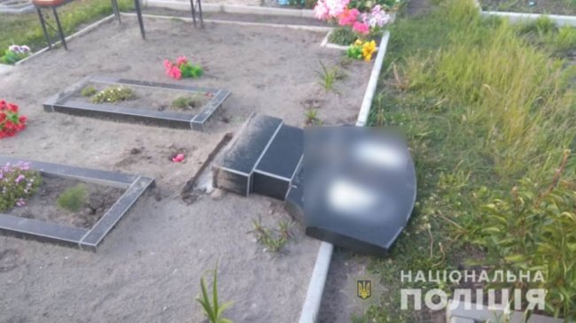 На Харківщині діти заради розваги пошкодили 13 могил. ФОТО