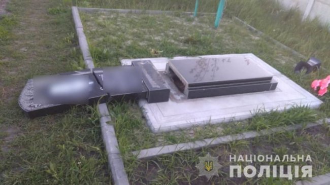 На Харківщині діти заради розваги пошкодили 13 могил. ФОТО