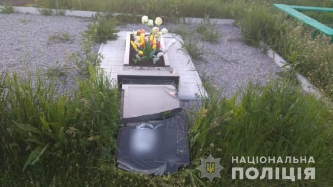 На Харківщині діти заради розваги пошкодили 13 могил. ФОТО