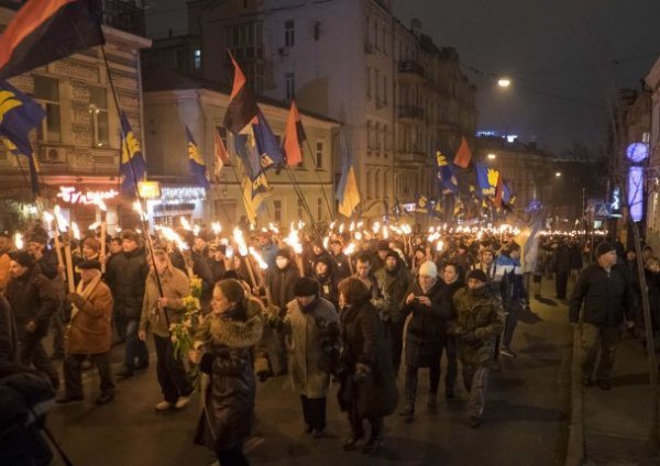 У Києві націоналісти влаштували смолоскипну ходу на честь Бандери. ФОТО
