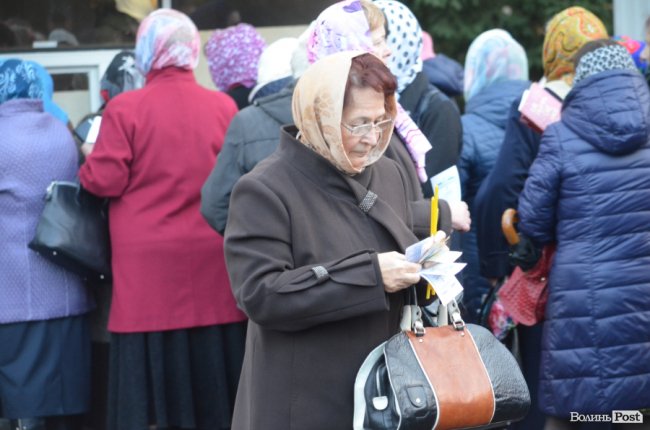 Килим із квітів та цілування рук: як у Луцьку зустріли Онуфрія. ФОТОРЕПОРТАЖ