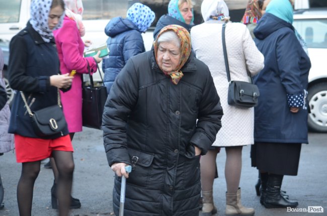 Килим із квітів та цілування рук: як у Луцьку зустріли Онуфрія. ФОТОРЕПОРТАЖ