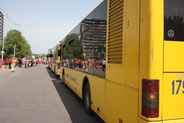Мешканець Франківська протяг три тролейбуси. ФОТО. ВІДЕО