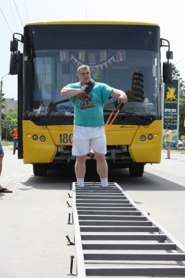 Мешканець Франківська протяг три тролейбуси. ФОТО. ВІДЕО