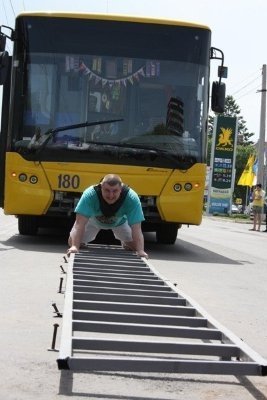 Мешканець Франківська протяг три тролейбуси. ФОТО. ВІДЕО