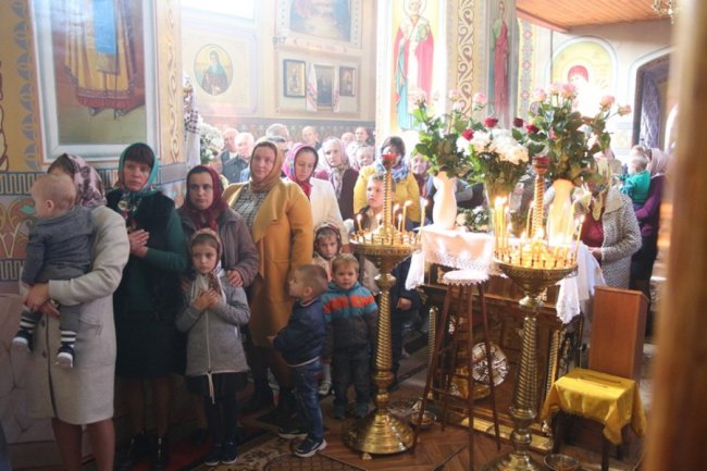 Владика Михаїл вперше відвідав громаду, де прихильники УПЦ (МП) побили двох пенсіонерів. ФОТО