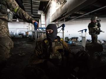 «Кіборги» відбили у терористів старий термінал: бій в аеропорту триває