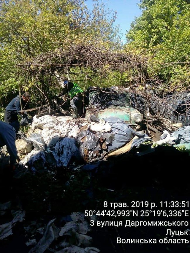 У Луцьку муніципали знесли декілька аварійних сараїв та паркан