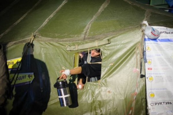 Останні мирні хвилини перед розгоном студентів на Євромайдані. ФОТО