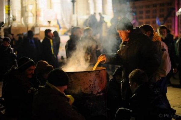 Останні мирні хвилини перед розгоном студентів на Євромайдані. ФОТО