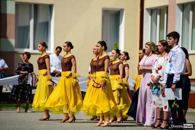 130 випускників луцьких шкіл урочисто отримали медалі: як це було. ФОТОРЕПОРТАЖ