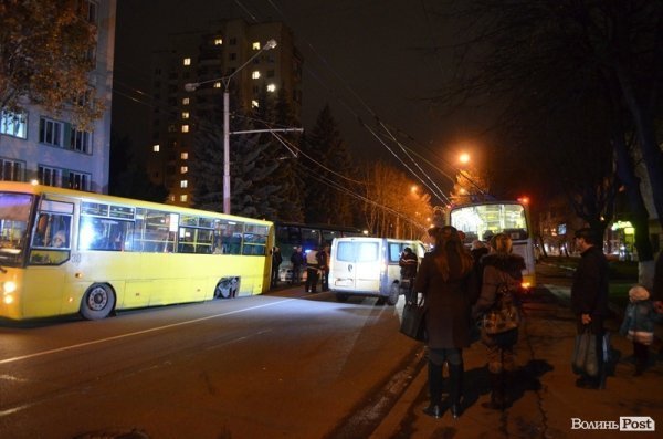 Аварія у Луцьку: в маршрутки відлетіло колесо. ФОТО