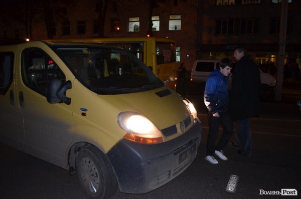 Аварія у Луцьку: в маршрутки відлетіло колесо. ФОТО