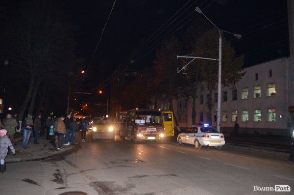 Аварія у Луцьку: в маршрутки відлетіло колесо. ФОТО