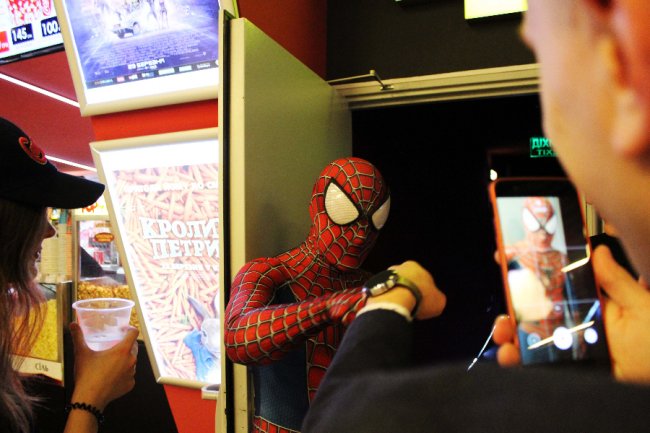 На допрем'єрі «Месників» у ПортCity глядачів зустрічав справжній Спайдермен. ФОТО*