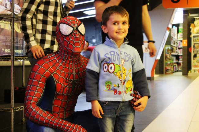 На допрем'єрі «Месників» у ПортCity глядачів зустрічав справжній Спайдермен. ФОТО*