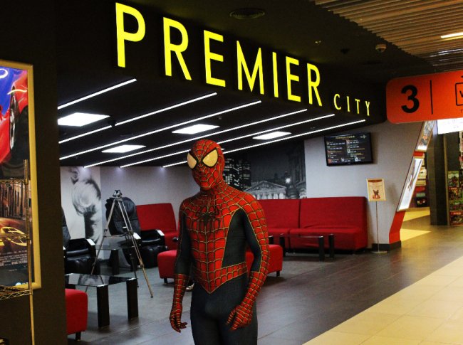 На допрем'єрі «Месників» у ПортCity глядачів зустрічав справжній Спайдермен. ФОТО*