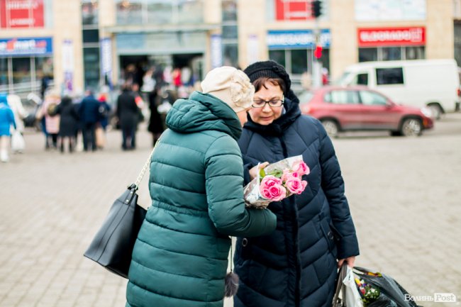 Сердечково-квітковий бум на День Валентина у центрі Луцька. ФОТО