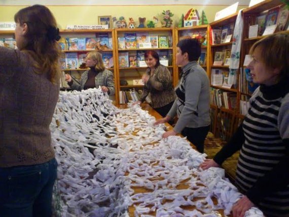 У волинських бібліотеках плели маскувальні сітки для бійців. ФОТО