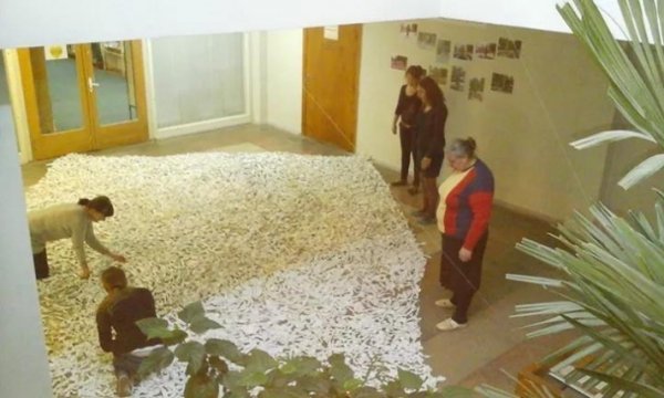 У волинських бібліотеках плели маскувальні сітки для бійців. ФОТО