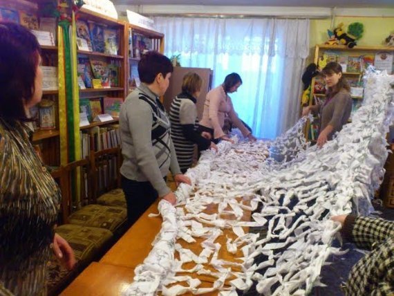 У волинських бібліотеках плели маскувальні сітки для бійців. ФОТО