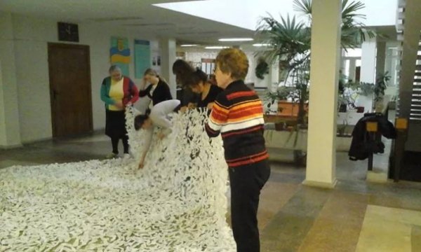 У волинських бібліотеках плели маскувальні сітки для бійців. ФОТО