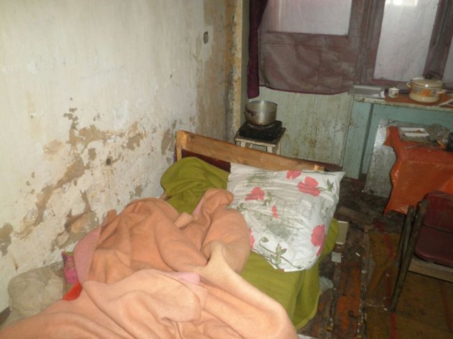 Без підлоги та посеред сміття: п’яна матір не знає, де ночує син