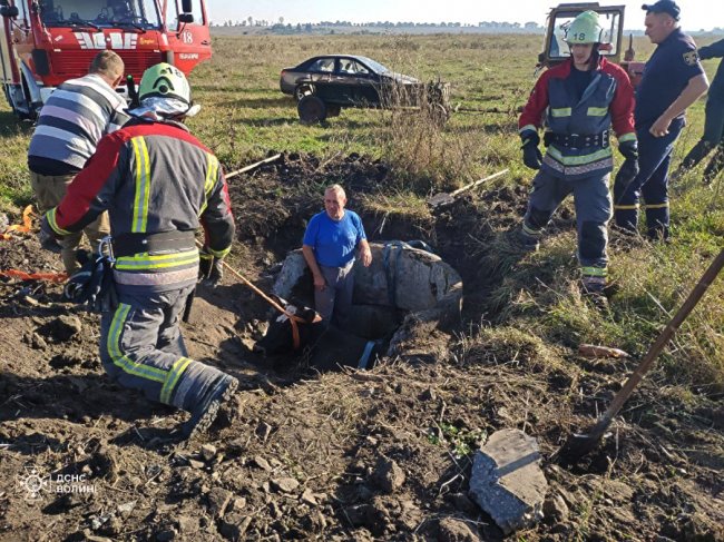 На Волині врятували корову, яка впала в закинутий колодязь 