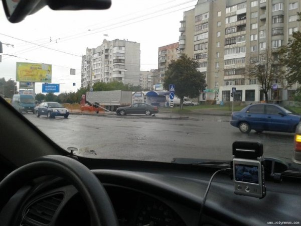 Аварія у Луцьку: авто «знесло» світлофор. ФОТО
