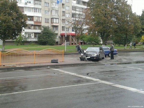 Аварія у Луцьку: авто «знесло» світлофор. ФОТО