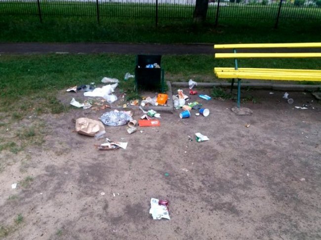 У Володимирі-Волинському вандали понищили дитячий майданчик. ФОТО