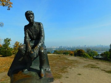 Батьки поховали дитину біля  пам’ятника в київському парку 