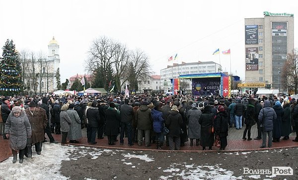 Віче на луцькому Євромайдані. ФОТО