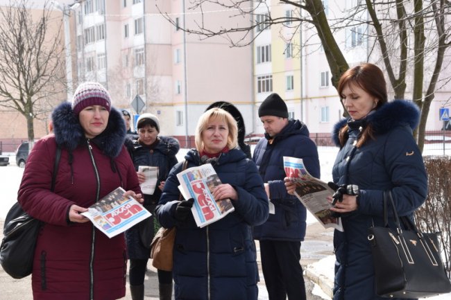 Лучани квітами та спогадами вшанували пам'ять В'ячеслава Чорновола. ФОТО