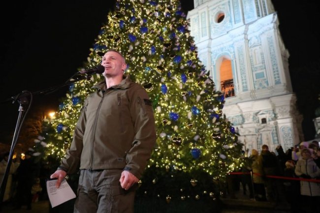 У Києві засяяла головна ялинка країни