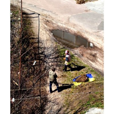 У Чернігові прибирали сміття прапором. ФОТО