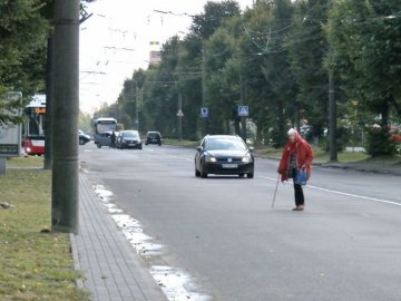 У Луцьку патрульні штрафували пішоходів: серед порушників – найбільше пенсіонерів. ФОТО. ВІДЕО