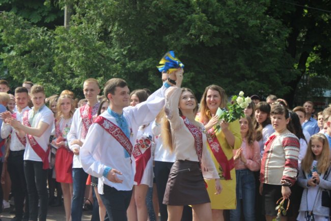 Щасливі посмішки і теплі спогади: у луцькій ЗОШ №11 пролунав останній дзвінок. ФОТО