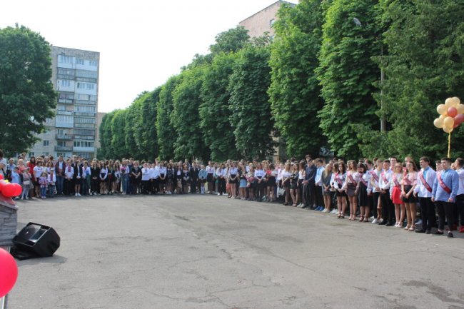 Щасливі посмішки і теплі спогади: у луцькій ЗОШ №11 пролунав останній дзвінок. ФОТО