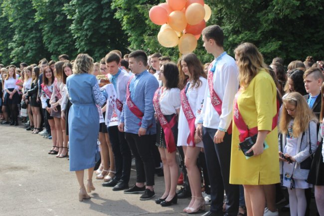 Щасливі посмішки і теплі спогади: у луцькій ЗОШ №11 пролунав останній дзвінок. ФОТО
