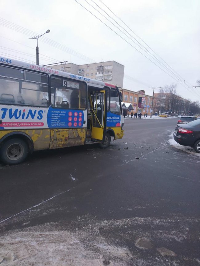 Аварія у Луцьку: Renault влетіло у маршрутку