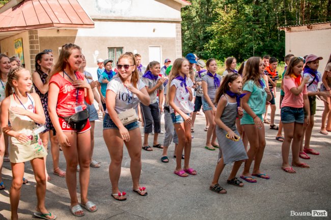 Незабутні знайомства і розваги: як діти з Луганщини провели день у таборі на Світязі. ФОТО