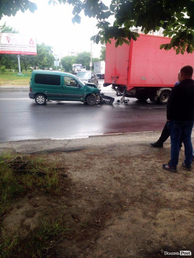 У Луцьку «чобіток» протаранив вантажівку
