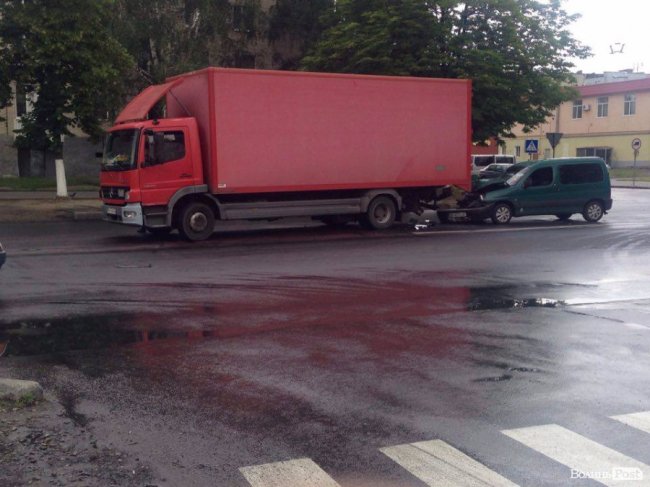 У Луцьку «чобіток» протаранив вантажівку