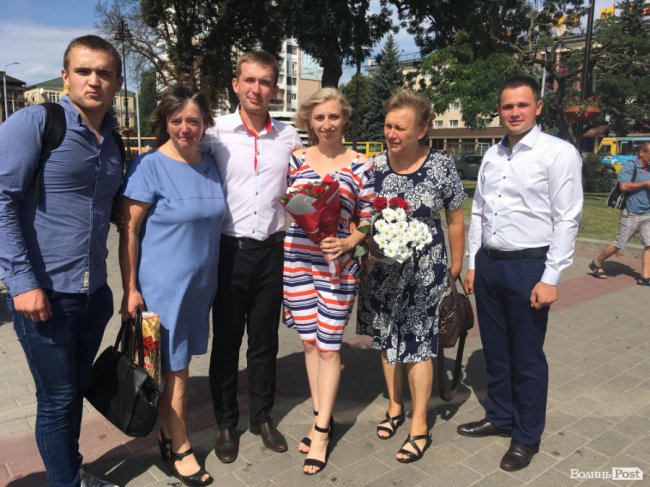 У центрі Луцька Гройсман привітав молодят. ФОТО