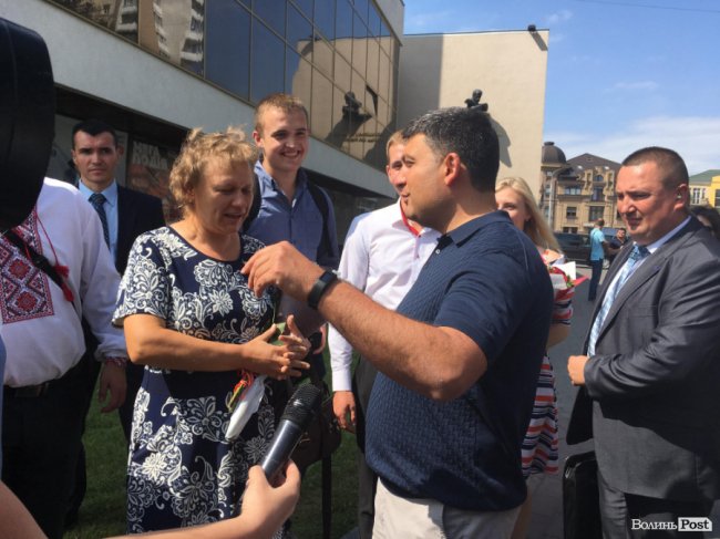 У центрі Луцька Гройсман привітав молодят. ФОТО