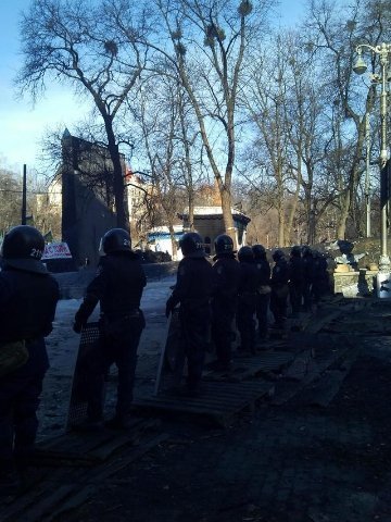 Силовики на Грушевського: важка техніка, свої «стіна координат» та кіноекран. ФОТО 