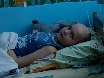 У Луцьку кличуть на виставу заради порятунку життя дитини