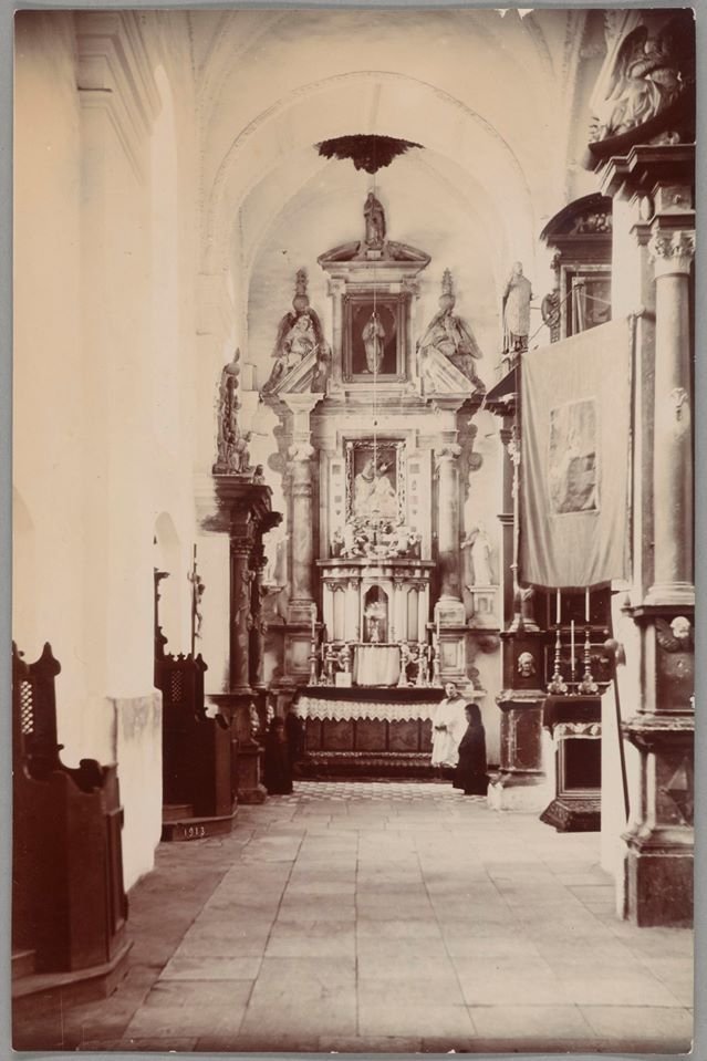 Показали ретрофото костелу Святої Трійці в Олиці